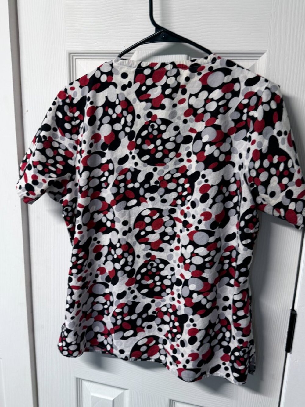 Fit Uniforms Red Black Polka Dot Geometric Abstract Scrub Top Size Medium - Picture 3 of 4